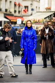 blue trench, leather trench, black turtleneck, black boots, leather boots, louis vuitton, louis vuitton bag, logo bag, black handbag, fashion week, frenchystyle, FW, jonathan paciullo, street style, PFW, PARIS, menswear, FALL WINTER 2022-2023, AUTUMN WINTER 2022-2023, FW 22-23, full length, vertical