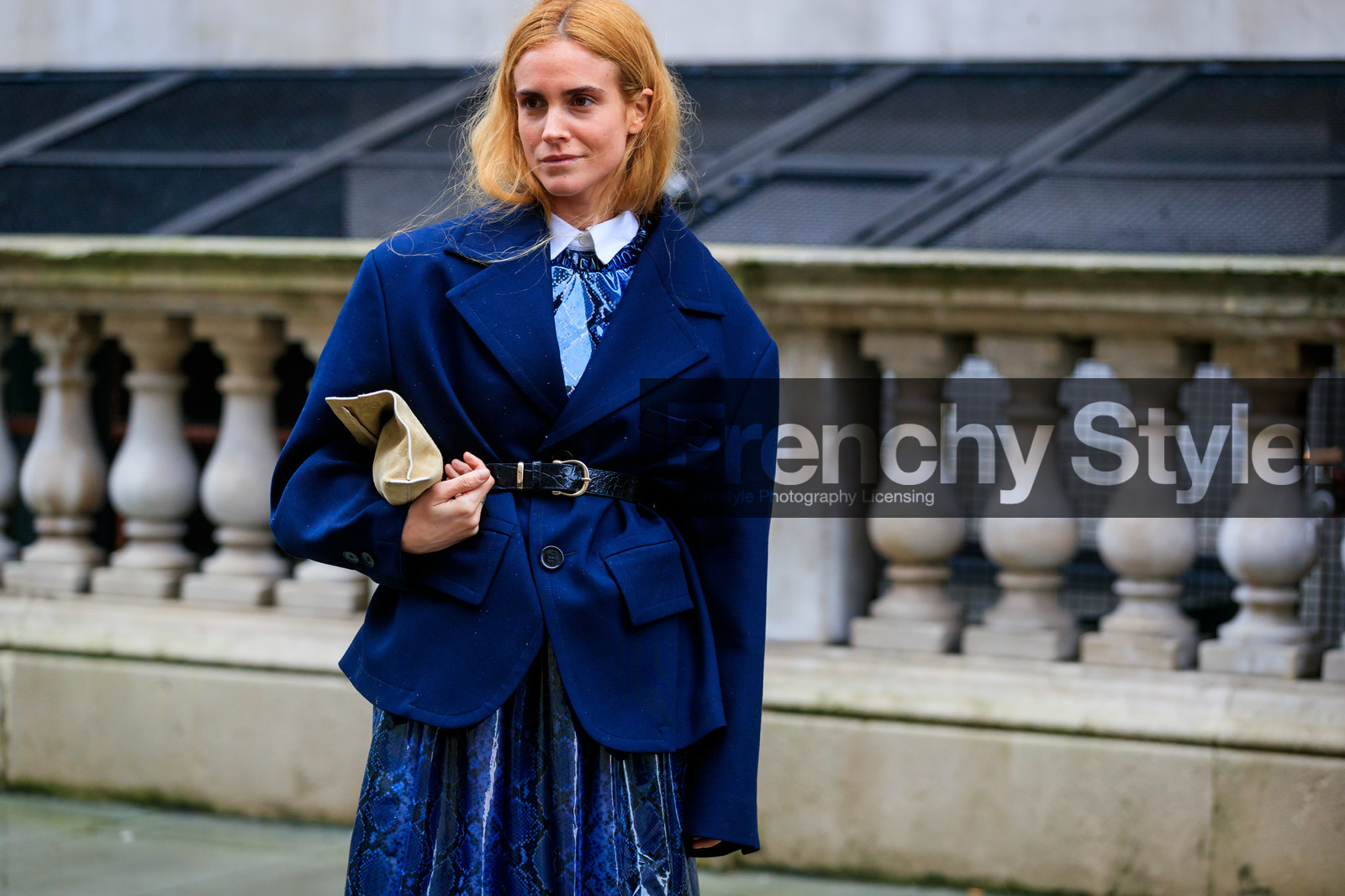 blanca miro scrimieri, navy blue jacket, navy blue dress, plastic dress, animal print dress, belted jacket, animal skin belt, pleated dress, black leather belt, beige suede clutch, loewe bag, fashion week, frenchystyle, FW, jonathan paciullo, street style, LFW, LONDON, AUTUMN WINTER 2020-2021, FALL WINTER 2020-2021, FW 20-21, horizontal, atmosphere details, detail