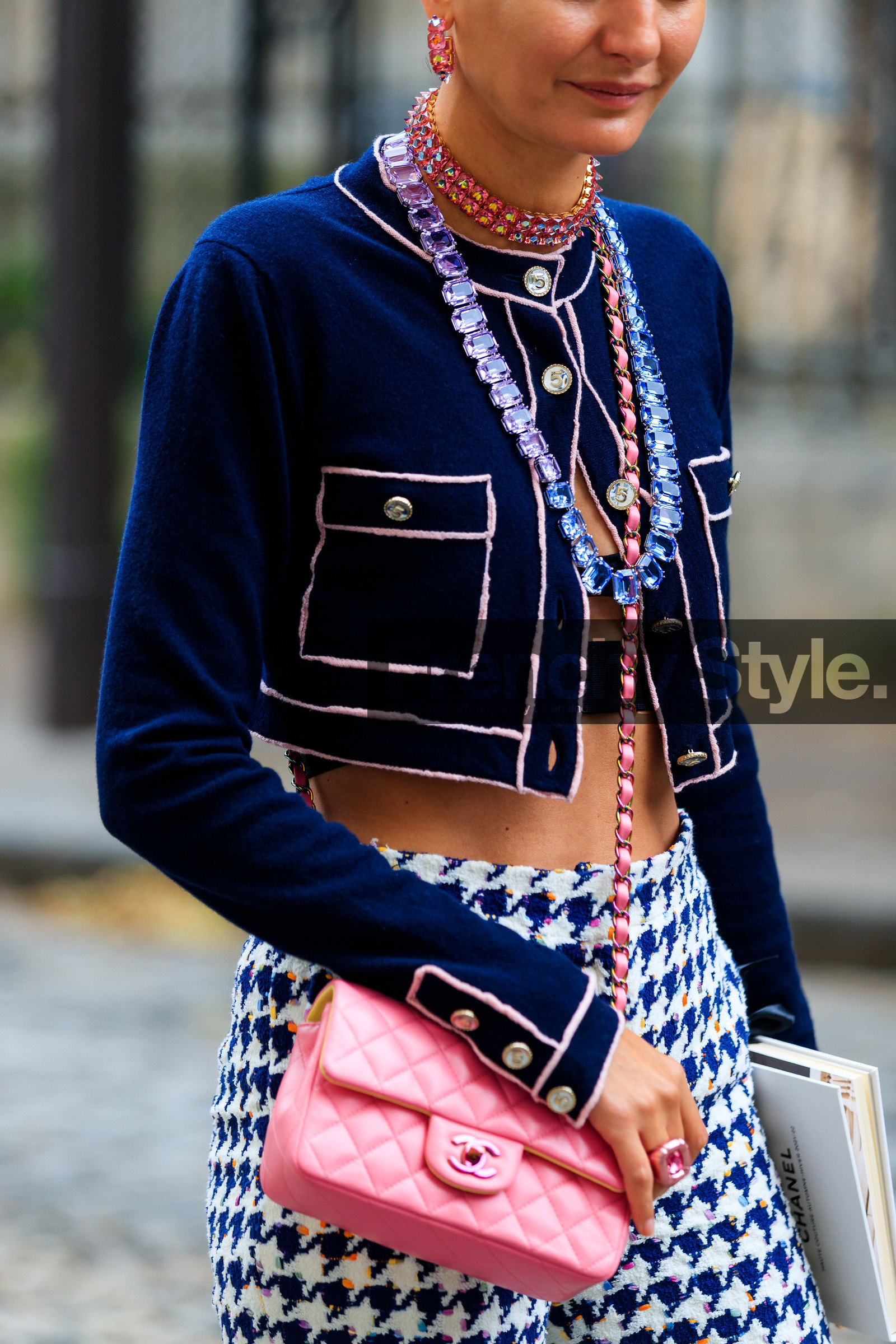 pink leather bag, crossbody bag, quilted bag, chanel bag, chanel cardigan, chanel jacket, chanel pants, cropped cardigan, cropped jacket, knitwear, knit top, strassed earrings, strassed necklace, strassed ring, pink ring, big ring, big necklace, big chocker, long necklace, pink necklace, pink choker, pink earrings, purple necklace, navy blue cardigan, navy blue jacket, navy blue pants, houndstooth printed pants, chanel total look, giovanna battaglia, fashion week, frenchystyle, FW, jonathan paciullo, street style, PFW, PARIS, AUTUMN WINTER 2021-2022, FALL WINTER 2021-2022, FW 21-22, vertical, atmosphere details, detail