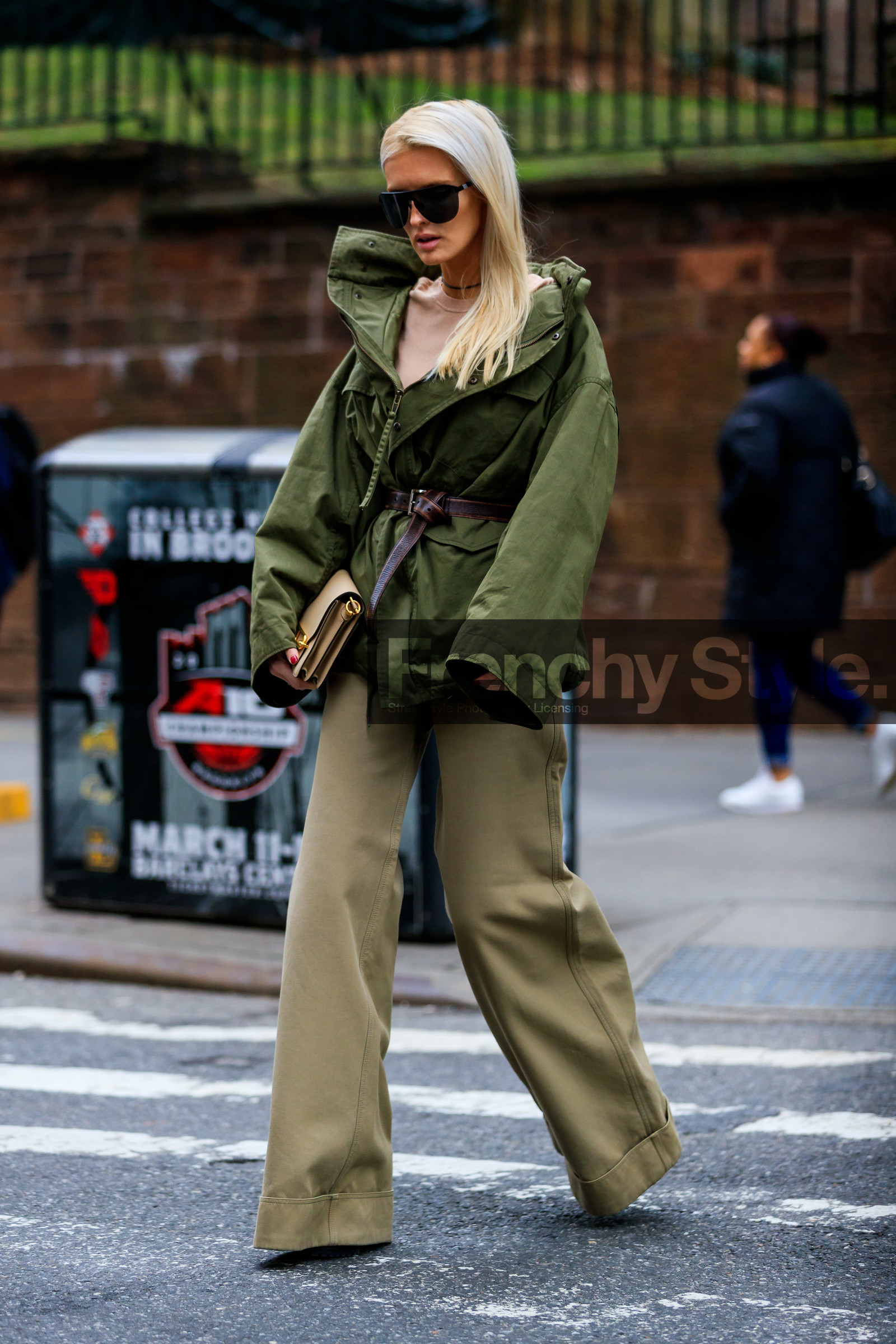 kate davidson hudson, kaki parka, kaki pants, belted parka, brown leather belt, flare pants, loose pants, loose dress, black sunglasses, big sunglasses, fashion week, frenchystyle, FW, jonathan paciullo, street style, NYFW, NEW YORK, AUTUMN WINTER 2020-2021, FALL WINTER 2020-2021, FW 20-21, vertical, full length
