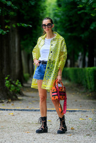 yellow jacket, yellow coat, yellow trench coat, yellow raincoat, leopard printed coat, leopard printed jacket, leopard pritned trench coat, leopard printed raincoat, sheer coat, sheer jacket, sheer trench coat, sheer raincoat, white t-shirt, denim, denim shorts, used shorts, blue shorts, mini shorts, white sunglasses, black sunglasses, round shape sunglasses, big sunglasses, orange bag, pink bag, printed bag, hand bag, dior bag, dior coat, dior jacket, dior trench coat, dior raincoat, dior boots, dior shoes, black boots, black leather boots, laced boots, flat boots, big sole boots, lady dior bag, estelle pigault, fashion week, frenchystyle, FW, jonathan paciullo, street style, PFW, PARIS, AUTUMN WINTER 2021-2022, FALL WINTER 2021-2022, FW 21-22, vertical, full length