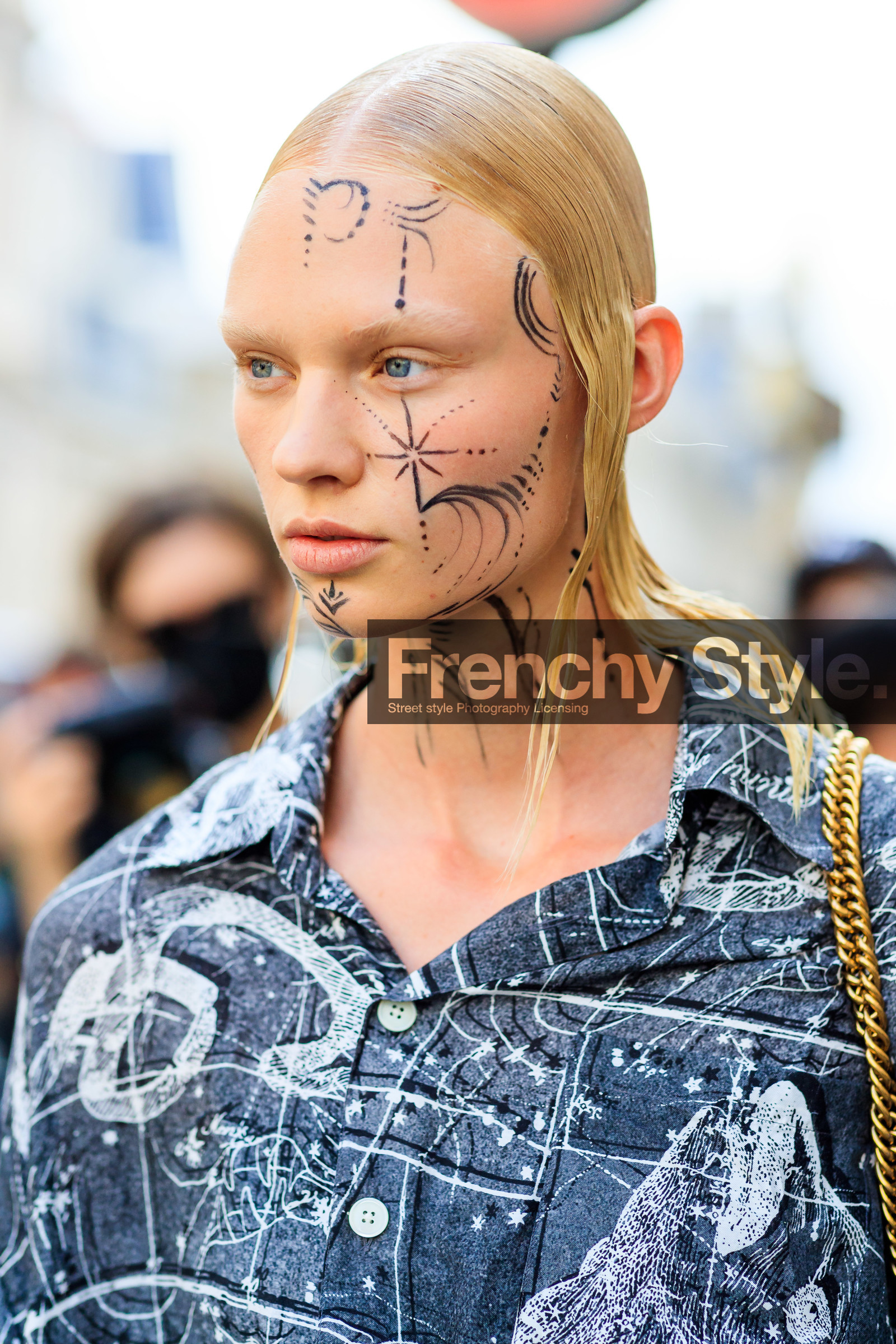 haircut, hair details, make up, make up details, tatoo, tatoo all over, tatoo detail, close up detail, grey shirt, printed shirt, fashion week, frenchystyle, FW, jonathan paciullo, street style, PFW, PARIS, AUTUMN WINTER 2021-2022, FALL WINTER 2021-2022, FW 21-22, vertical, atmosphere details, detail, portrait, model