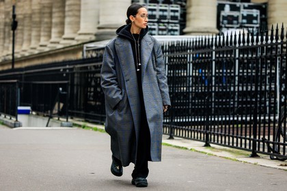 oversized coat, black hoodiee, grey coat, plaid coat, black trousers, black boots, bottega veneta shoes, long necklace, golden loops, transparent glasses, fashion week, frenchystyle, FW, jonathan paciullo, street style, PFW, PARIS, menswear, AUTUMN WINTER 2022-2023, FALL WINTER 2022-2023, FW 22-23, full length, horizontal