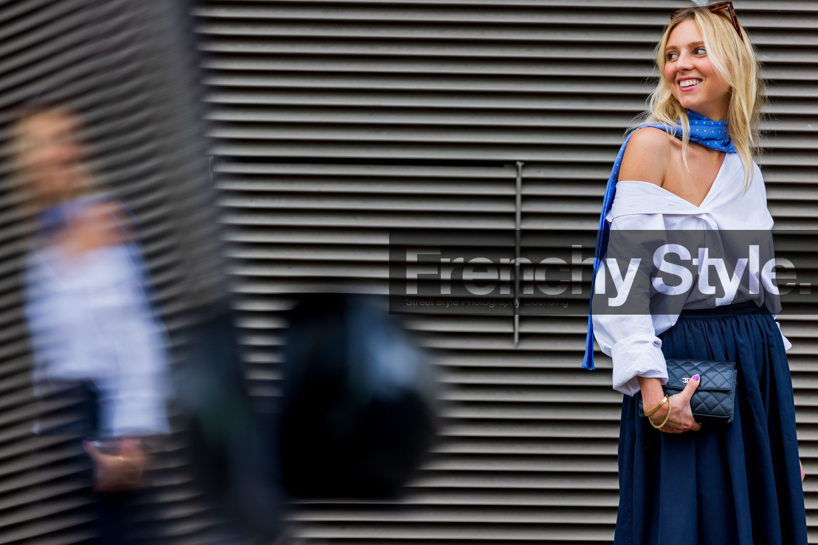 shirt, chanel bag, midi skirt, skirt, blue navy, blue, boots, sunglasses, scarf, foulard, fashion week, frenchystyle, FW, jonathan paciullo, street style, SPRING SUMMER 2022, SS 22, LFW, LONDON, horizontal, atmosphere details, detail