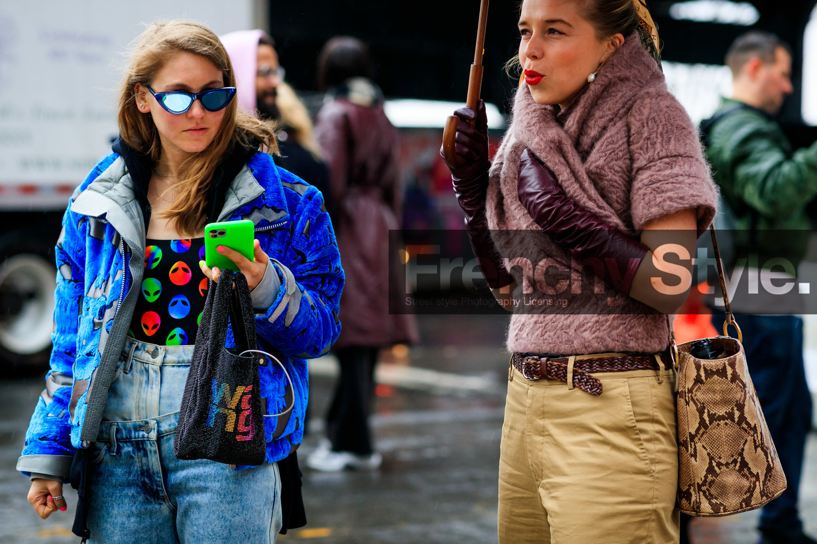 chloe king, jessica minkoff, blue coat, blue bombers, velvet bombers, velvet coat, grey coat, denim, high waist jeans, light blue jeans, black top, printed top, multicolor top, butterfly sunglasses, blue sunglasses, mirror sunglasses, iphone, alexander wang bag, metalic bag, multicolor bag, purple top, sleeveless top, short sleeves top, knit top, knitwear, wrap top, burgundy leather gloves, animal skin bag, bucket bag, beige leather bag, plaited belt, brown leather belt, beige pants, fashion week, frenchystyle, FW, jonathan paciullo, street style, NYFW, NEW YORK, AUTUMN WINTER 2020-2021, FALL WINTER 2020-2021, FW 20-21, horizontal, atmosphere details, detail