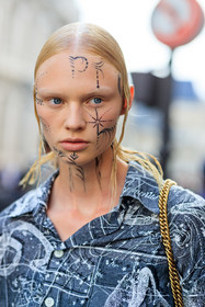 haircut, hair details, make up, make up details, tatoo, tatoo all over, tatoo detail, close up detail, grey shirt, printed shirt, fashion week, frenchystyle, FW, jonathan paciullo, street style, PFW, PARIS, AUTUMN WINTER 2021-2022, FALL WINTER 2021-2022, FW 21-22, vertical, atmosphere details, detail, portrait