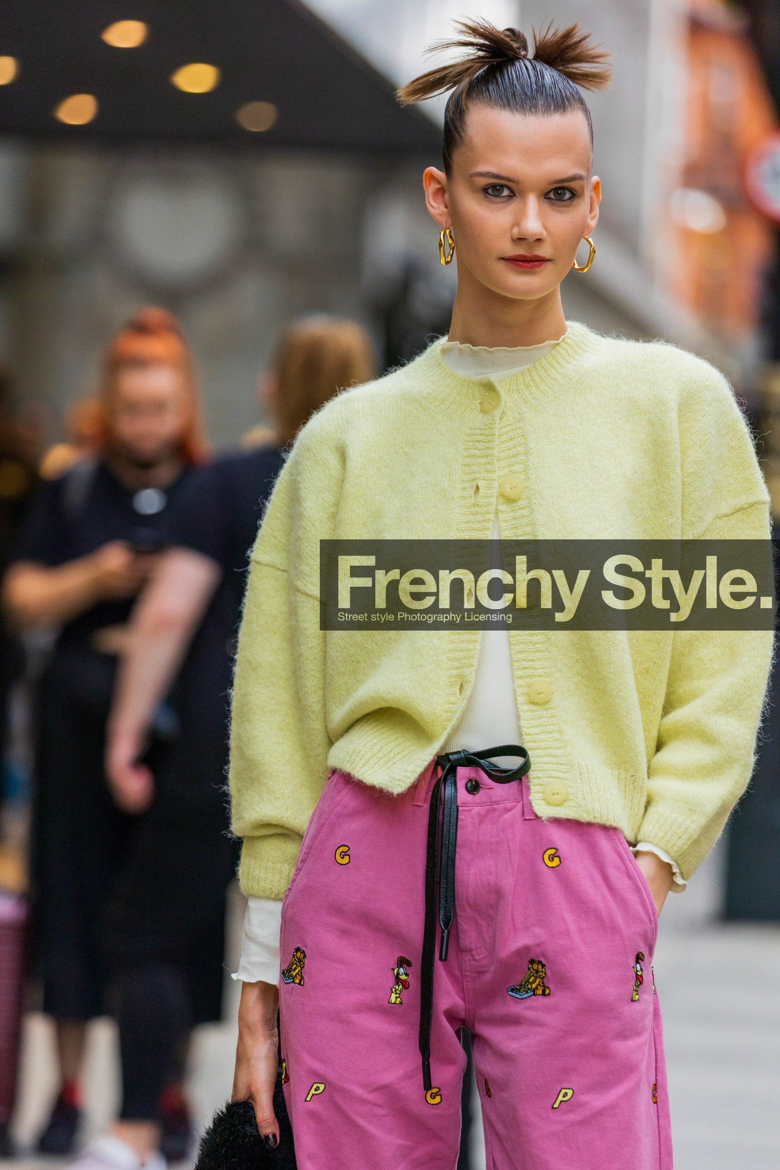 Daniela Kocianova, knits, cardigan, yellow, pink, trousers, pants, high waisted, black, cabas bag, loops, print, fashion week, frenchystyle, FW, jonathan paciullo, street style, SPRING SUMMER 2022, SS 22, LFW, LONDON, vertical, atmosphere details, detail, model