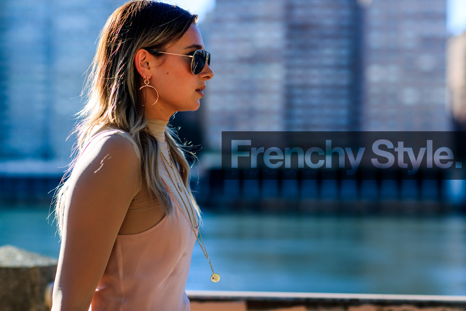 atmosphere details, caroline vreeland, detail, earrings, fashion week, frenchystyle, FW, golden jewelry, horizontal, jonathan paciullo, necklace, NEW YORK, NYFW, pink dress, see through, SPRING SUMMER 2017, SS 17, street style, sunglasses, transparent, woman