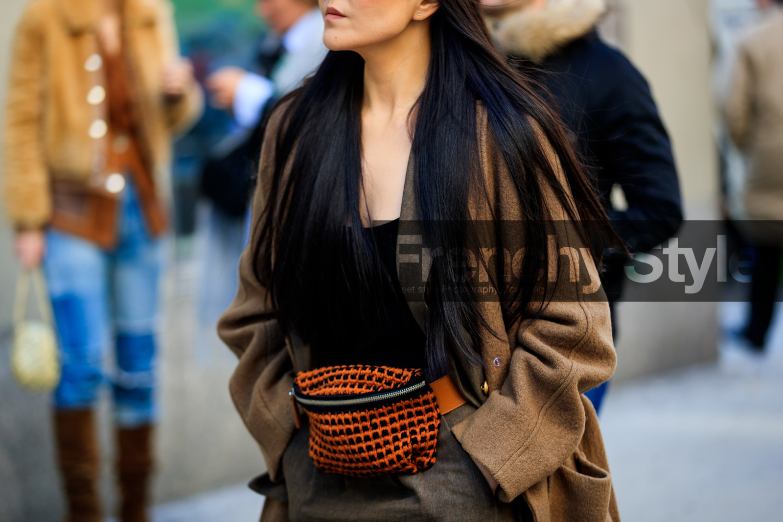 black top, camel coat, fanny pack, graphic bag, leather bag, long hair, orange bag, printed bag, street style, jonathan paciullo, FW, frenchystyle, fashion week, NYFW, NEW YORK, AUTUMN WINTER 2018-2019, AW 18-19, FALL WINTER 2018-2019, FW 18-19, atmosphere details, horizontal, detail