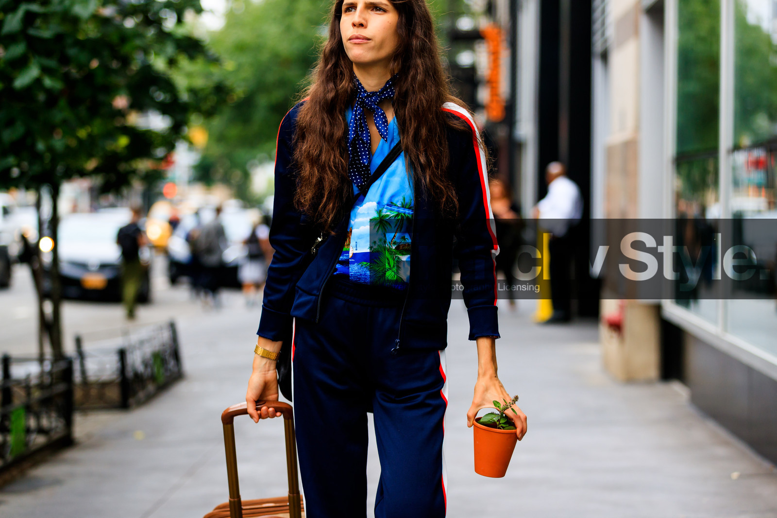 blue jacket, blue pants, blue scarf, blue shirt, hawaiian shirt, model, printed shirt, sweatpants, tracksuit, trousers, street style, jonathan paciullo, FW, frenchystyle, fashion week, NYFW, NEW YORK, SPRING SUMMER 2019, SS 19, atmosphere details, horizontal, detail