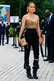 golden bag, golden earrings, golden top, golden chain strap bag, sleeveless top, pearl embroidered top, embroidered top, sequins top, black pants, carrot pants, high waist pants, louis vuitton bag, louis vuitton pants, louis vuitton top, louis vuitton total look, louis vuitton earrings, louis vuitton twist bag, black leather boots, high boots, cropped pants, studs boots, platform boots, fashion week, frenchystyle, FW, jonathan paciullo, street style, PFW, PARIS, AUTUMN WINTER 2021-2022, FALL WINTER 2021-2022, FW 21-22, vertical, full length