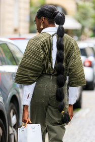 back details, hair details, ponytail, ponytail, plaited hair, pleated blouse, pleated top, kaki blouse, kaki top, low necked top, low necked blouse, issey miyake top, kaki jeans, denim, kaki pants, white shirt, golden earrings, dangling earrings, fashion week, frenchystyle, FW, jonathan paciullo, street style, PFW, PARIS, AUTUMN WINTER 2021-2022, FALL WINTER 2021-2022, FW 21-22, vertical, atmosphere details, detail
