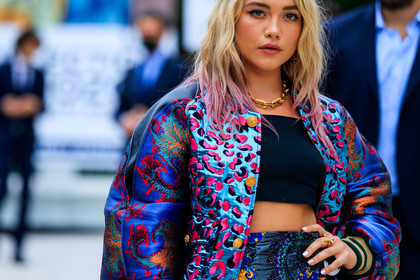 leopard printed jacket, leopard printed coat, leopard printed bomber, blue bombers, blue coat, blue jacket, patchwork bombers, patchwork jacket, patchwork coat, floral embroidered coat, floral embroidered jacket, floral embroidered bomber, embroidered bombers, embroidered coat, embroidered jacket, golden necklace, big chain necklace, chain necklace, black top, cropped top, louis vuitton coat, louis vuitton jacket, louis vuitton bomber, louis vuitton necklace, pink hair, sparkling coat, sparkling jacket, sparkling bomber, multicolor coat, multicolor bombers, multicolor jacket, blue skirt, blue eyeliner, hair details, make up, make up details, florence pugh, fashion week, frenchystyle, FW, jonathan paciullo, street style, PFW, PARIS, AUTUMN WINTER 2021-2022, FALL WINTER 2021-2022, FW 21-22, atmosphere details, horizontal, detail