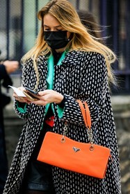 black mask, blond hair, black coat, black and white coat, tweed coat, blue shirt, prada bag, orange bag, pencil bag, fashion week, frenchystyle, FW, jonathan paciullo, street style, PFW, PARIS, menswear, AUTUMN WINTER 2022-2023, FALL WINTER 2022-2023, FW 22-23, atmosphere details, detail, vertical