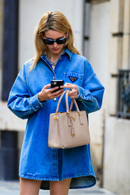 denim, denim dress, denim jacket, denim shirt, prada dress, prada jacket, prada shirt, jacket dress, jacket shirt, dress shirt, blue jacket, blue dress, blue shirt, beige leather bag, hand bag, prada bag, light beige leather bag, nude leather bag, scale sunglasses, celine sunglasses, silvered necklace, chain necklace, big chain necklace, fashion week, frenchystyle, FW, jonathan paciullo, street style, PFW, PARIS, AUTUMN WINTER 2021-2022, FALL WINTER 2021-2022, FW 21-22, vertical, atmosphere details, detail