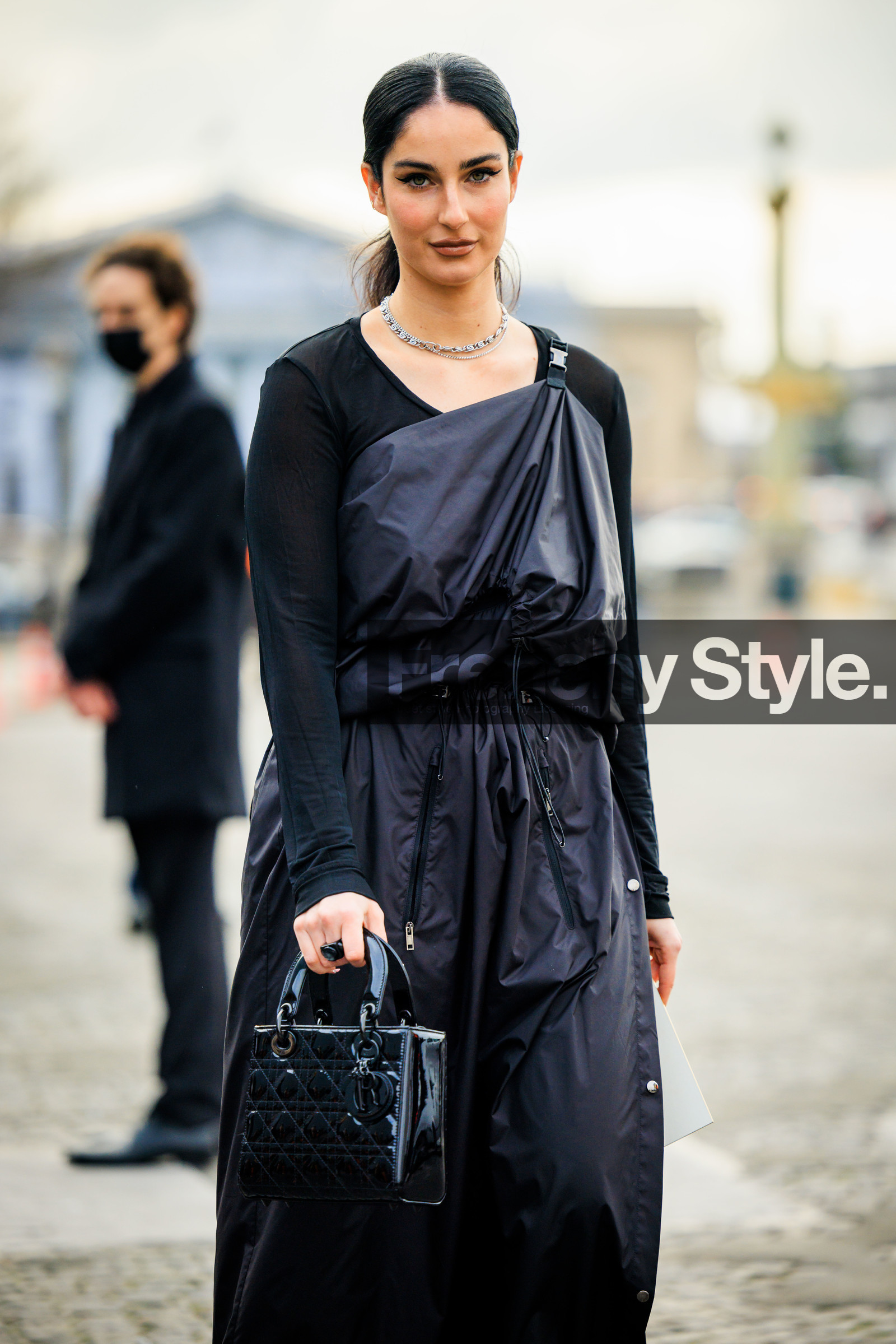 assymetric dress, black dress, black looks, full black look, black top, silver choker, smoky eyes, dior bag, lady dior bag, greek dress, fashion week, frenchystyle, FW, jonathan paciullo, street style, PFW, PARIS, menswear, FALL WINTER 2022-2023, AUTUMN WINTER 2022-2023, FW 22-23, atmosphere details, detail, vertical