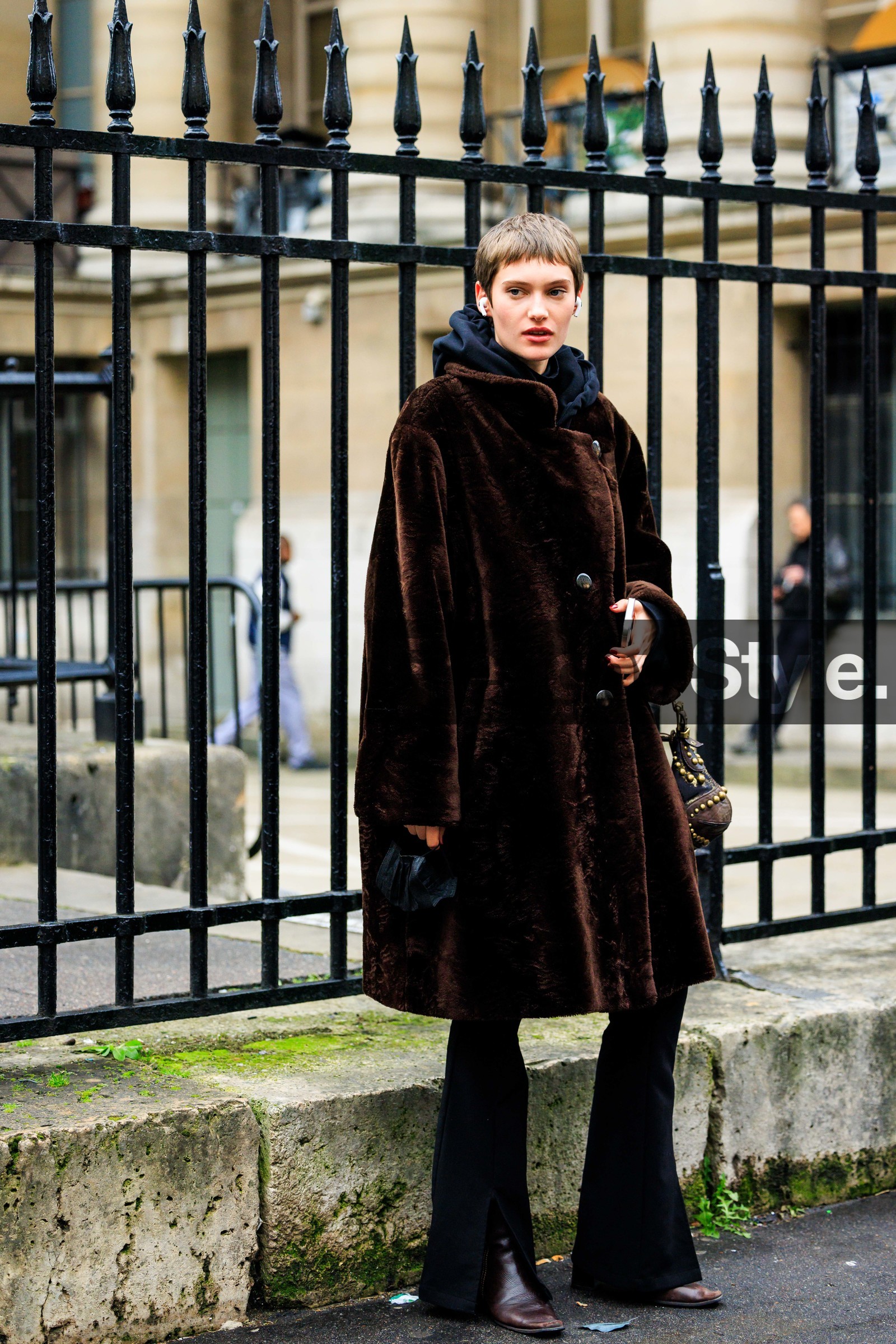 furry coat, brown coat, black hoodie, model, flared pants, open cut trousers, brown boots, short hair, airpods, studded bag, brown bag, fashion week, frenchystyle, FW, jonathan paciullo, street style, PFW, PARIS, menswear, AUTUMN WINTER 2022-2023, FALL WINTER 2022-2023, FW 22-23, full length, vertical