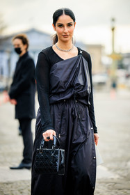 assymetric dress, black dress, black looks, full black look, black top, silver choker, smoky eyes, dior bag, lady dior bag, greek dress, fashion week, frenchystyle, FW, jonathan paciullo, street style, PFW, PARIS, menswear, FALL WINTER 2022-2023, AUTUMN WINTER 2022-2023, FW 22-23, atmosphere details, detail, vertical
