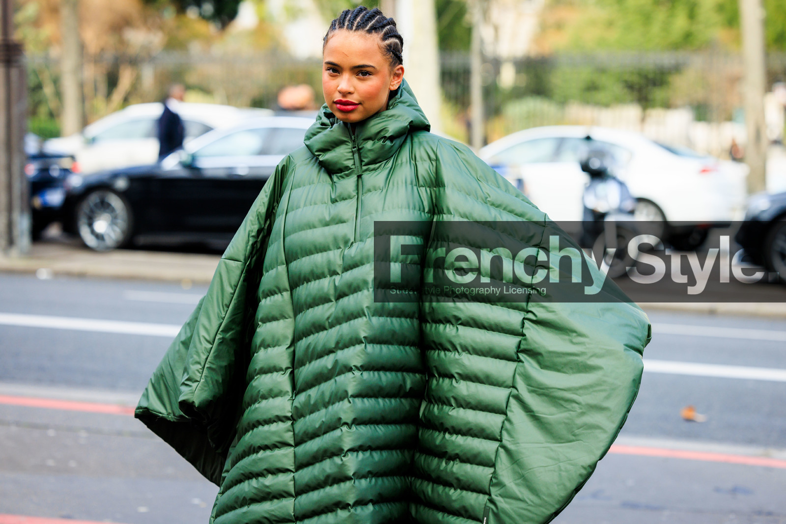 braided hair, red lips, green cape, winter cape, puffed cape, fashion week, frenchystyle, FW, jonathan paciullo, street style, PFW, PARIS, menswear, FALL WINTER 2022-2023, AUTUMN WINTER 2022-2023, FW 22-23, atmosphere details, detail, horizontal