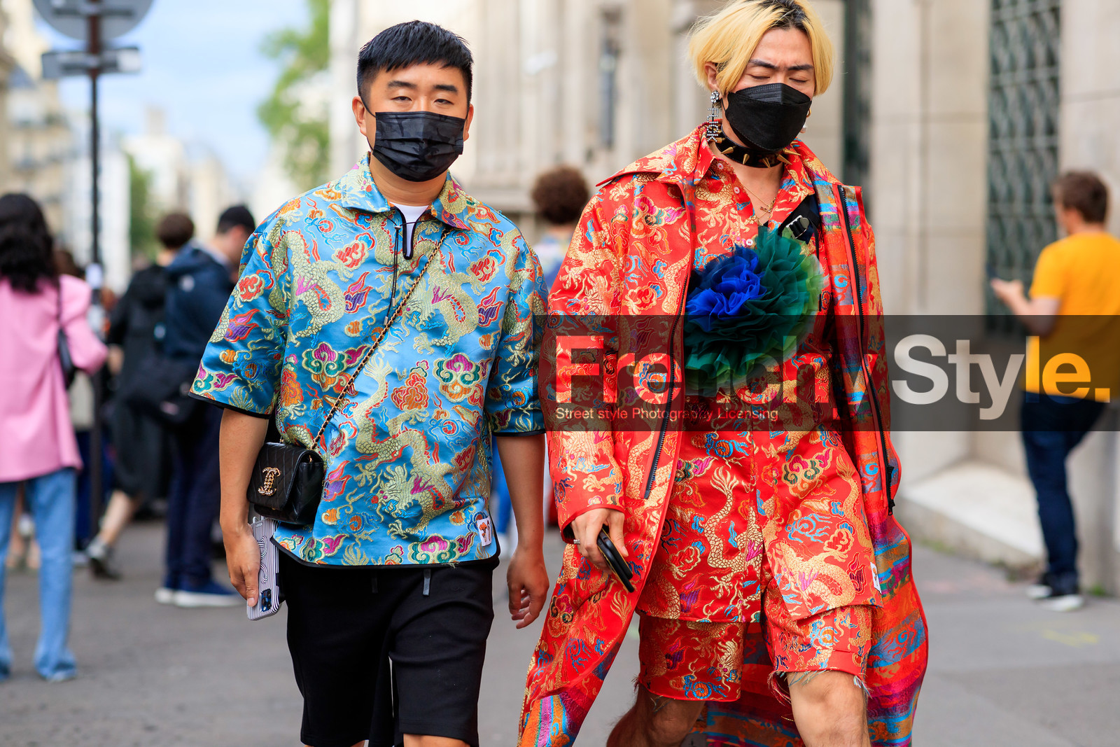 blue blouse, red blouse, red jacket, red shorts, red total look, japanese style shirt, japanese printed blouse, japanese printed shorts, japanese printed jacket, satin blouse, satin jacket, satin shorts, crossbody bag, black leather bag, quilted bag, chain strap bag, chanel bag, fashion week, frenchystyle, FW, jonathan paciullo, street style, PFW, PARIS, AUTUMN WINTER 2021-2022, FALL WINTER 2021-2022, FW 21-22, atmosphere details, horizontal, detail