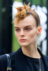 make up, make up details, hair details, haircut, nude make up, close up detail, beauty details, beauty, fashion week, frenchystyle, FW, jonathan paciullo, street style, PFW, PARIS, AUTUMN WINTER 2021-2022, FALL WINTER 2021-2022, FW 21-22, vertical, atmosphere details, detail, portrait, model