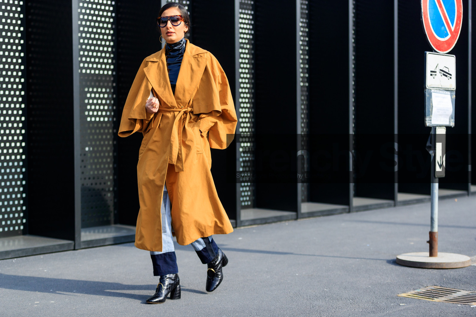 atmosphere details, AUTUMN WINTER 2017-2018, AW 17-18, black shoes, black top, black turtleneck, detail, FALL WINTER 2017-2018, fashion week, frenchystyle, FW, FW 17-18, high heels, horizontal, jonathan paciullo, leather shoes, MFW, MILAN, nausheen shah, street style, sunglasses, trench coat, trousers, varnished leather, vinyl, yellow coat