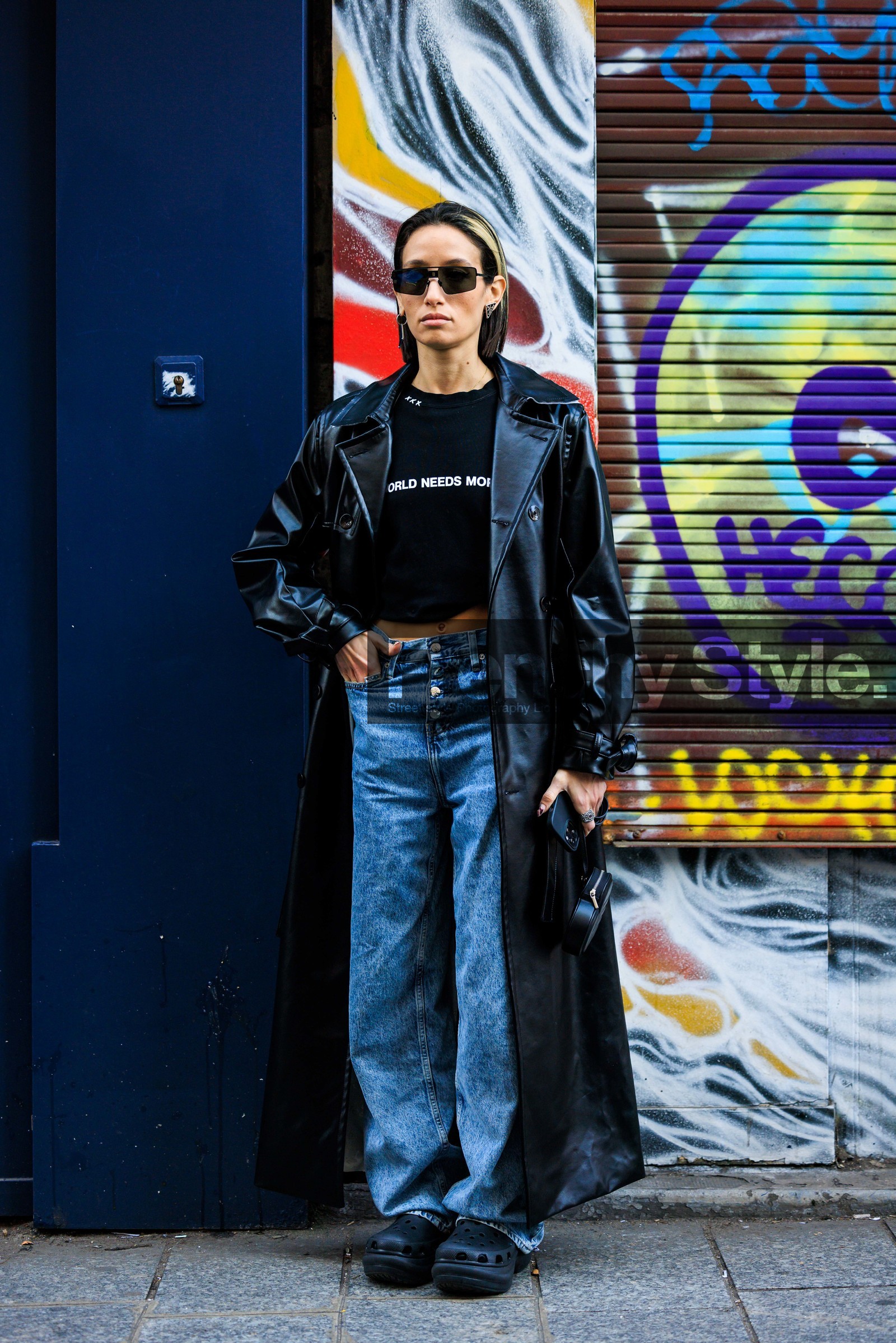 black sunglasses, print tshirt, black tshirt, black trench, leather trench, baggy jeans, denim pants, croc shoes, black shoes, black handbag, hera pradel, street style, jonathan paciullo, FW, frenchystyle, fashion week, AUTUMN WINTER 2022-2023, FALL WINTER 2022_2023, FW 22-23, PFW, PARIS, full length, vertical