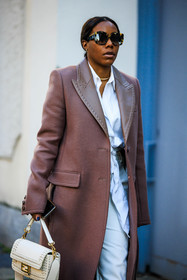 fendi handbag, white handbag, baguette fendi bag, tortoise sunglasses, purple coat, leather collar coat, long coat, white shirt, white pants, golden choker, fashion week, frenchystyle, FW, jonathan paciullo, street style, MFW, MILAN, FALL WINTER 2022_2023, AUTUMN WINTER 2022-2023, FW 22-23, vertical, atmosphere details