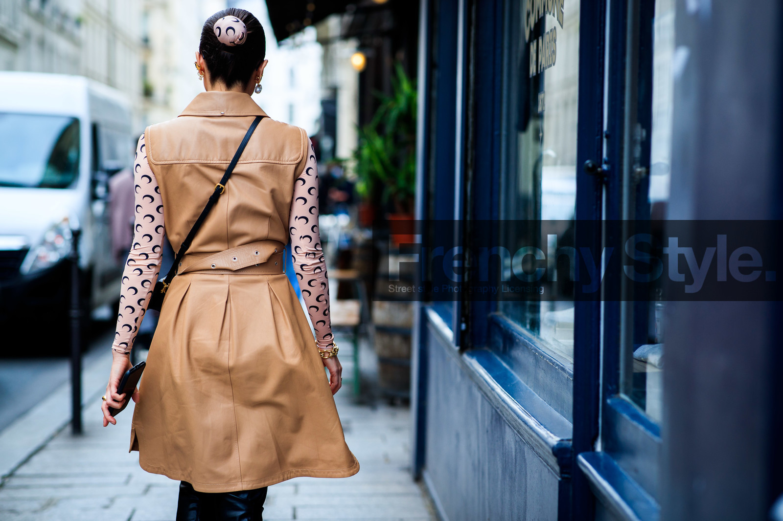 julia comil, beige leather jacket, sleeveless jacket, nude top, monogrammed top, marine serre top, back details, hair scarf, marine serre scarf, hair details, fashion week, frenchystyle, FW, jonathan paciullo, street style, PFW, PARIS, SPRING SUMMER 2021, SS 21, horizontal, atmosphere details, detail