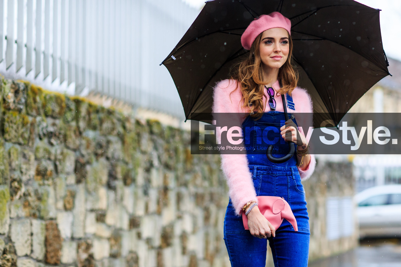 atmosphere details, AUTUMN WINTER 2016-2017, AW 16-17, beret, blue denim, chiara ferragni, denim jumpsuit, denim overall, detail, FALL WINTER 2016-2017, fashion week, frenchystyle, fun bag, FW, FW 16-17, horizontal, jonathan paciullo, leather bag, PARIS, PFW, pink bag, pink hat, pink sweater, street style, umbrella