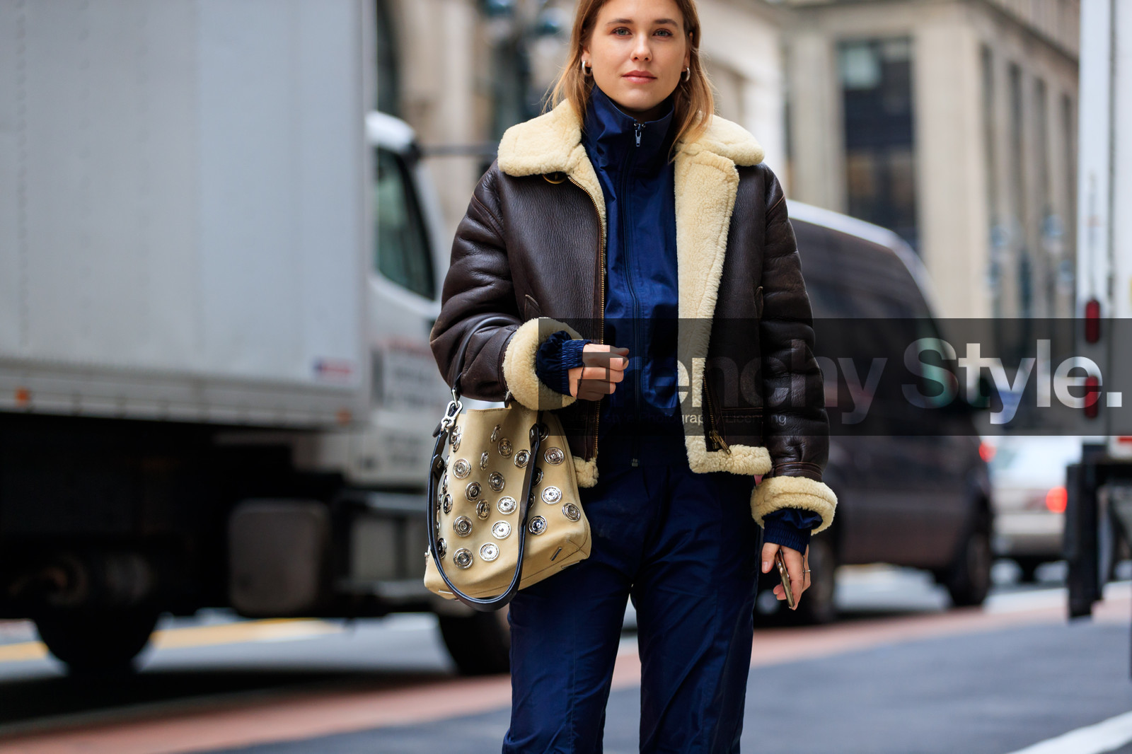 beige bag, blue jacket, blue pants, brown jacket, embroidered bag, graphic bag, leather bag, loewe, printed bag, shearling, sportswear, sweatpants, trousers, street style, jonathan paciullo, FW, frenchystyle, fashion week, NYFW, NEW YORK, AUTUMN WINTER 2018-2019, AW 18-19, FALL WINTER 2018-2019, FW 18-19, atmosphere details, horizontal, detail, sabrina meijer