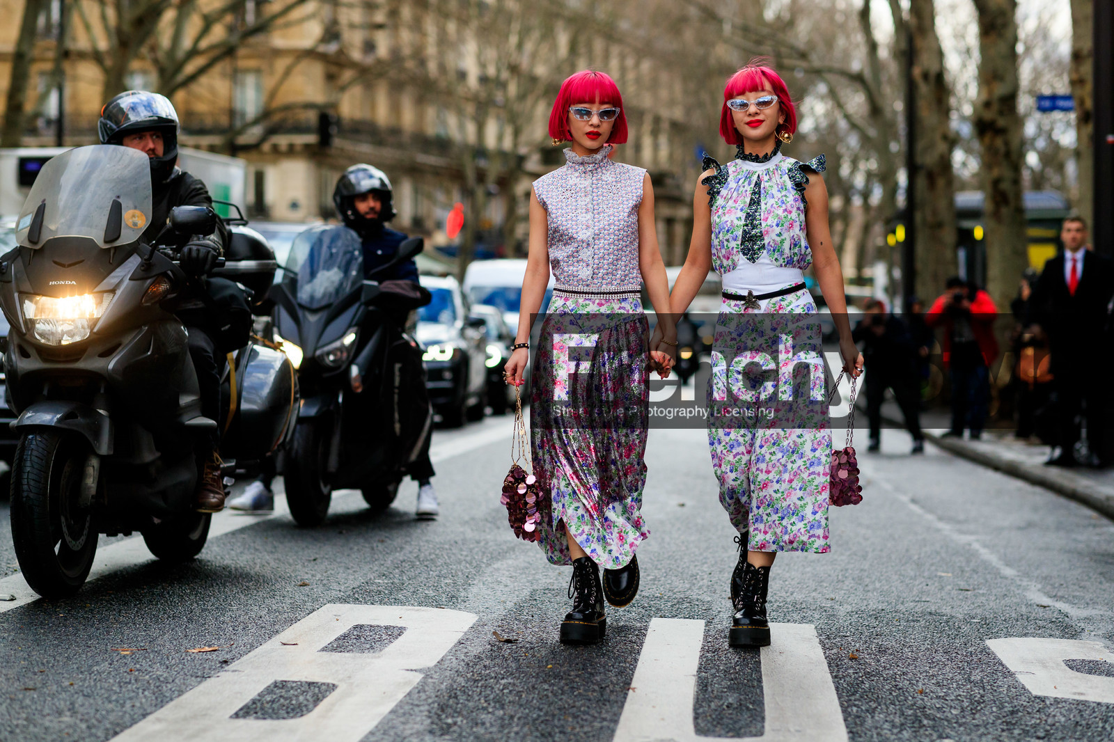Ami and Aya Suzuki, pink hair, dyed hair, butterfly sunglasses, sheer sunglasses, glitter sunglasses, strassed sunglasses, golden earrings, dangling earrings, big earrings, round shape bag, hoop earrings, sequins bag, pink bag, silvered starp bag, silvered chain strap bag, paco rabanne bag, paco rabanne dress, paco rabanne look, paco rabanne shirt, paco rabanne skirt, paco rabanne top, black leather boots, flat boots, laced boots, big sole boots, low boots, floral printed dress, sleeveless dress, ruffle dress, lace dress, multicolor dress, white dress, long dress, metalic skirt, long skirt, floral printed skirt, pink skirt, pink shirt, floral printed shirt, ruffle shirt, sleeveless shirt, lace shirt, high collar shirt, belt jewel, belted dress, belted skirt, strassed belt, animal shape buckle belt, fashion week, frenchystyle, FW, jonathan paciullo, street style, PFW, PARIS, AUTUMN WINTER 2020-2021, FALL WINTER 2020-2021, FW 20-21, horizontal, full length, atmosphere details