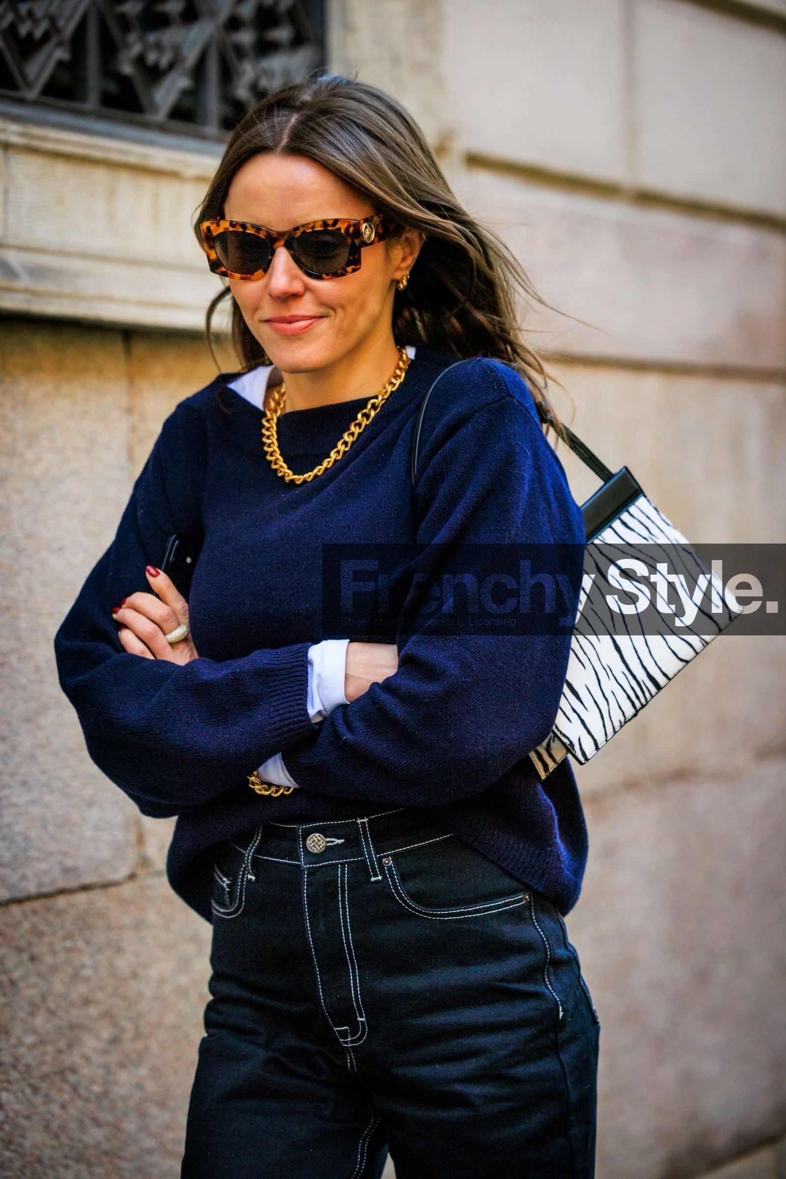 tortoise sunglasses, chain necklace, golden necklace, blue jumperr, zebra bag, animal print bag, dark jeans, fashion week, frenchystyle, FW, jonathan paciullo, street style, vertical, atmosphere details, detail