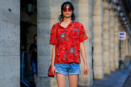 animal print, blue denim, denim shorts, graphic shirt, leather bag, prada, printed shirt, red bag, red shirt, sunglasses, wet hair, fashion week, frenchystyle, FW, jonathan paciullo, street style, PFW, PARIS, atmosphere details, horizontal, detail, model, AUTUMN WINTER 2018-2019, FALL WINTER 2018-2019, FW 18-19