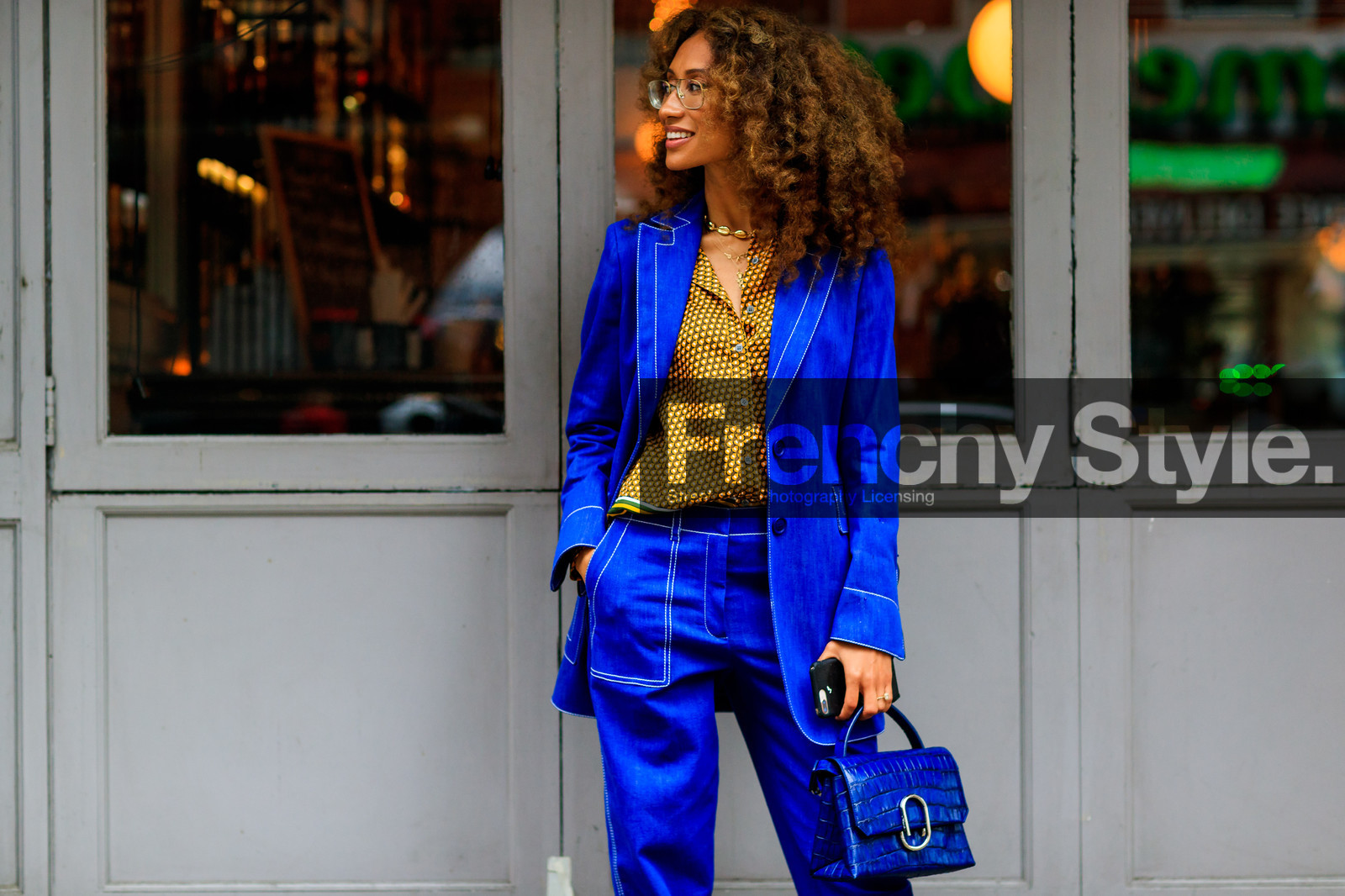 blazer, blue bag, blue jacket, blue pants, blue suit, camel shirt, elaine welteroth, graphic shirt, leather bag, printed shirt, trousers, street style, jonathan paciullo, FW, frenchystyle, fashion week, NYFW, NEW YORK, SPRING SUMMER 2019, SS 19, atmosphere details, horizontal, detail