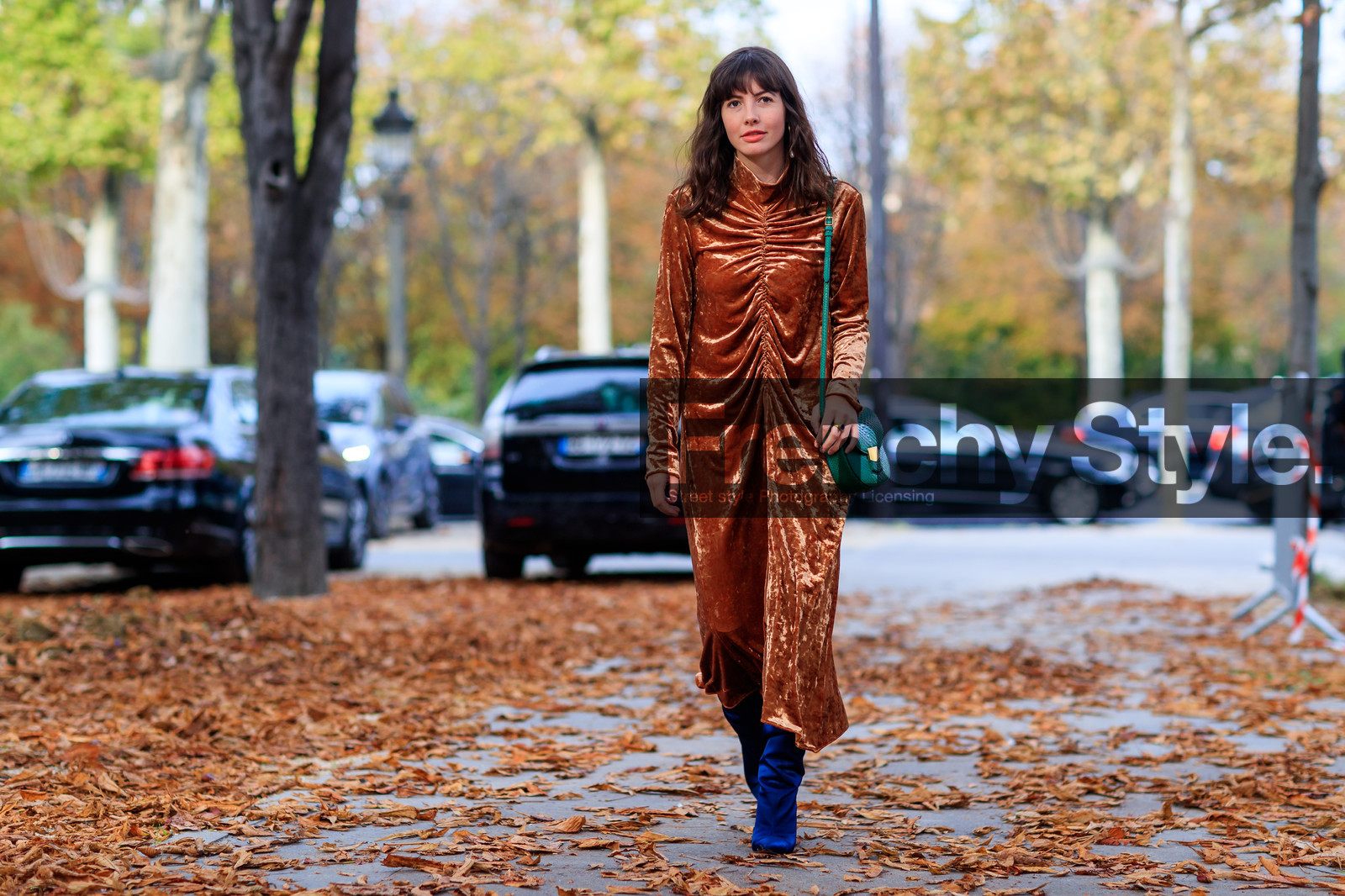 atmosphere details, blue boots, brown dress, fashion week, frenchystyle, full length, FW, green bag, high heels, horizontal, jonathan paciullo, leather bag, leather shoes, PARIS, PFW, SPRING SUMMER 2018, SS 18, street style, velvet