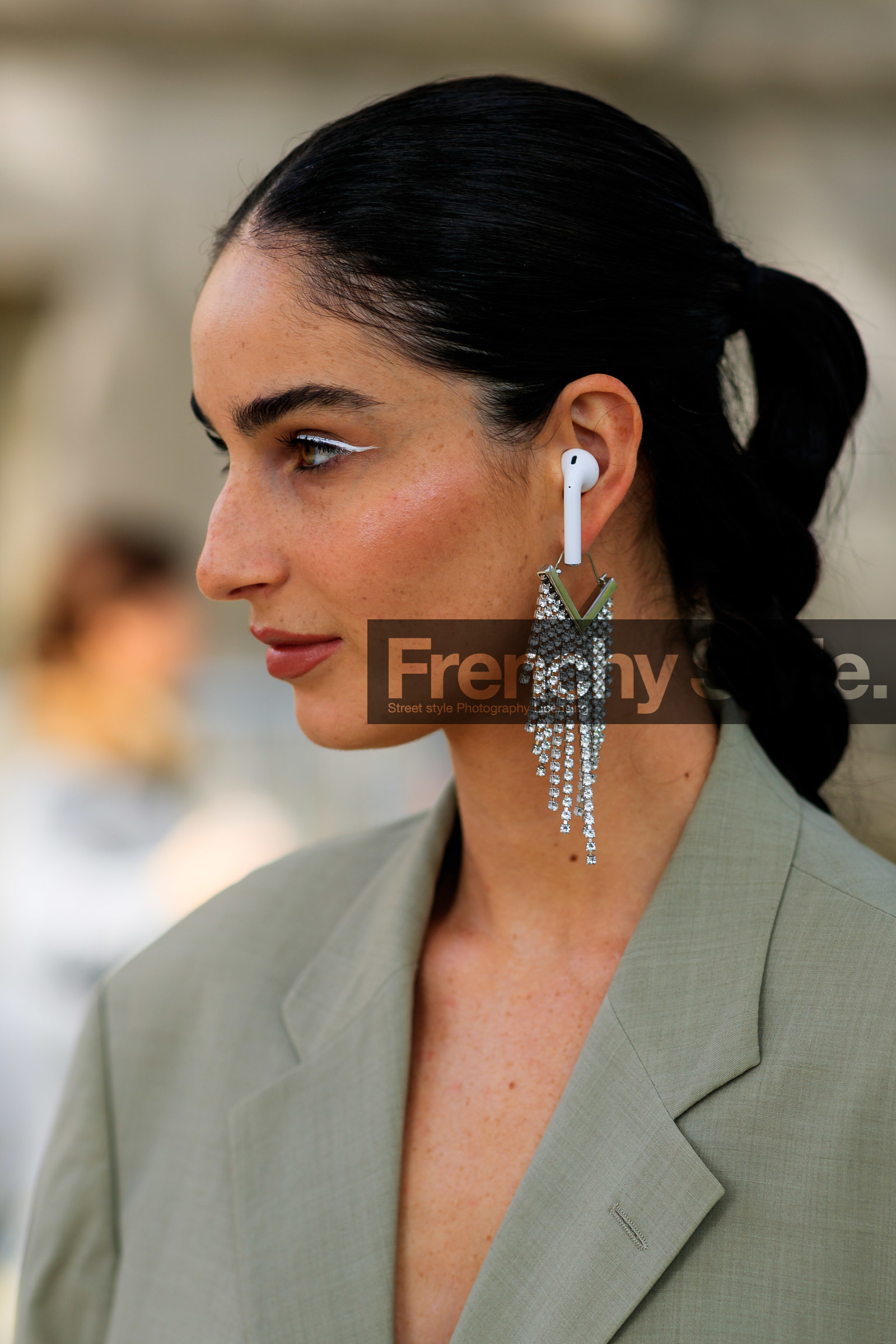 fiona zanetti, airpod, dangling earrings, silvered earrings, strassed earrings, beige jacket, silvered eyeliner, make up, make up details, PARIS, PFW, SPRING SUMMER 2020, SS 20, fashion week, frenchystyle, FW, jonathan paciullo, street style, vertical, atmosphere details, detail