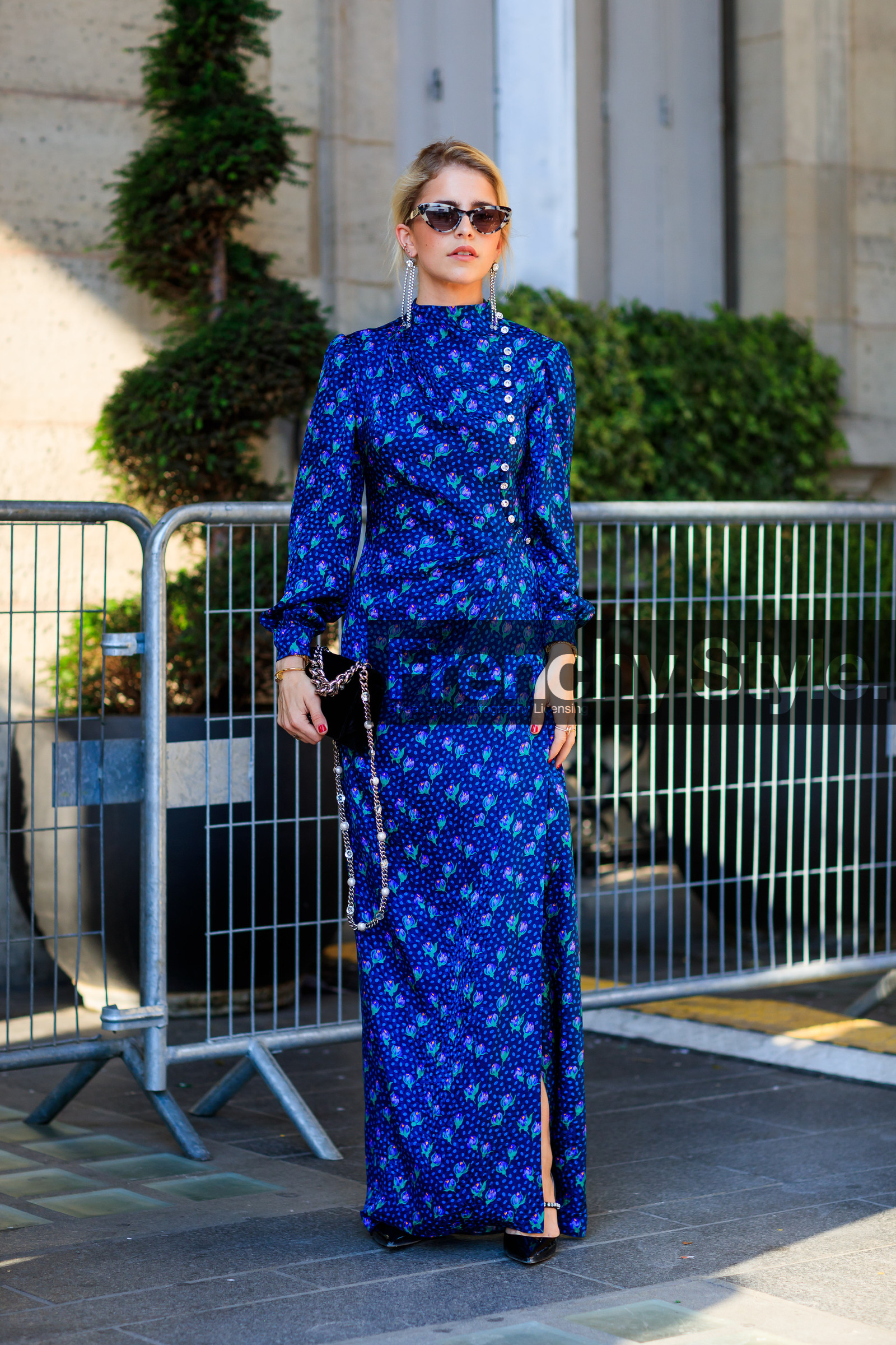 black bag, black shoes, blue dress, cartier, clou bracelet, earrings, graphic dress, leather bag, printed dress, sunglasses, fashion week, frenchystyle, FW, jonathan paciullo, street style, PFW, PARIS, vertical, full length, AUTUMN WINTER 2018-2019, FALL WINTER 2018-2019, FW 18-19, caro daur