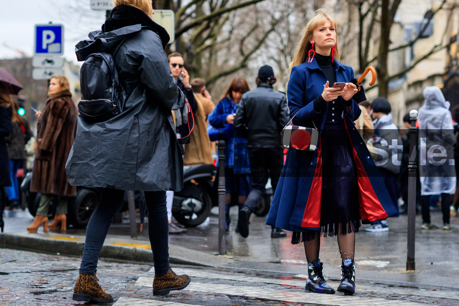 atmosphere details, AUTUMN WINTER 2017-2018, AW 17-18, black and white bag, black bag, black shoes, black turtleneck, blue coat, blue dress, bustier dress, corset, detail, earrings, FALL WINTER 2017-2018, fashion week, floral, flower, frenchystyle, fringes, fur bag, FW, FW 17-18, horizontal, jonathan paciullo, leather bag, leather shoes, PARIS, PFW, printed boots, red fur, street style, tanya taylor