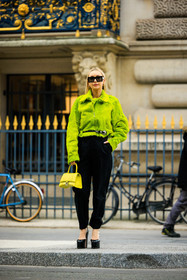green jacket, bomber jacket, black sunglasses, furry jacket, neon green coat, black trousers, yellow handbag, hourglass bag, balenciaga glass, black pumps, platform shoes, blond hair, street style, jonathan paciullo, FW, frenchystyle, fashion week, AUTUMN WINTER 2022-2023, FALL WINTER 2022_2023, FW 22-23, PFW, PARIS, full length, vertical