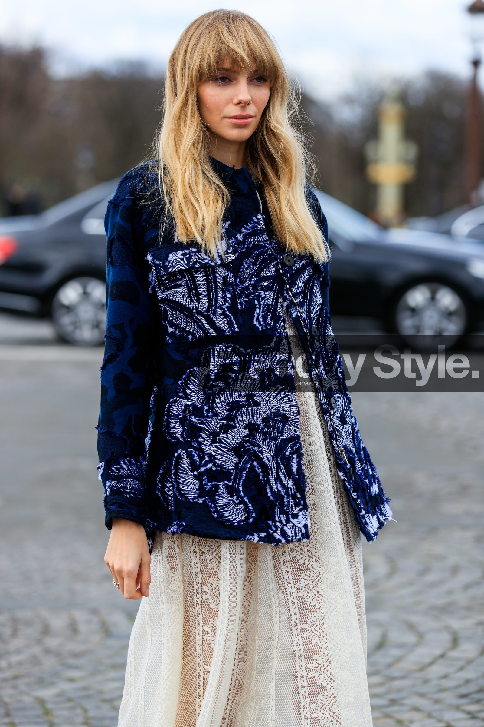 dior total look, dior jacket, dior dress, dior bag, hand bag, navy blue jacket, embroidered jacket, military printed jacket, used jacket, grey bag, monogrammed bag, lady dior bag, white dress, lace dress, long dress, fashion week, frenchystyle, FW, jonathan paciullo, street style, PFW, PARIS, AUTUMN WINTER 2020-2021, FALL WINTER 2020-2021, FW 20-21, vertical, atmosphere details, detail