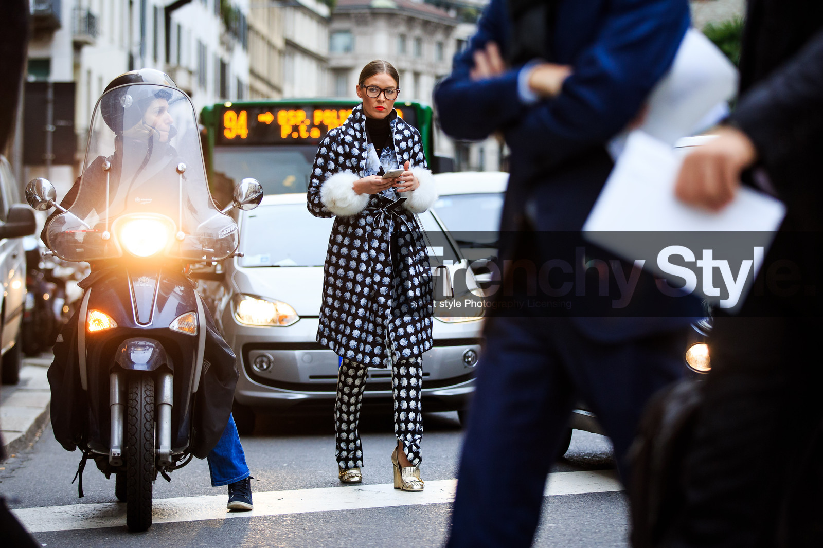 atmosphere details, AUTUMN WINTER 2016-2017, AW 16-17, black and white bag, black coat, black pants, bulgari, detail, FALL WINTER 2016-2017, fashion week, frenchystyle, FW, FW 16-17, golden shoes, graphic coat, graphic pants, gucci, horizontal, jonathan paciullo, leather bag, leather shoes, LFW, LONDON, MENSWEAR, metallic heels, Natalia Shustova, printed coat, printed pants, ray ban, shiny heels, street style, trousers, white fur