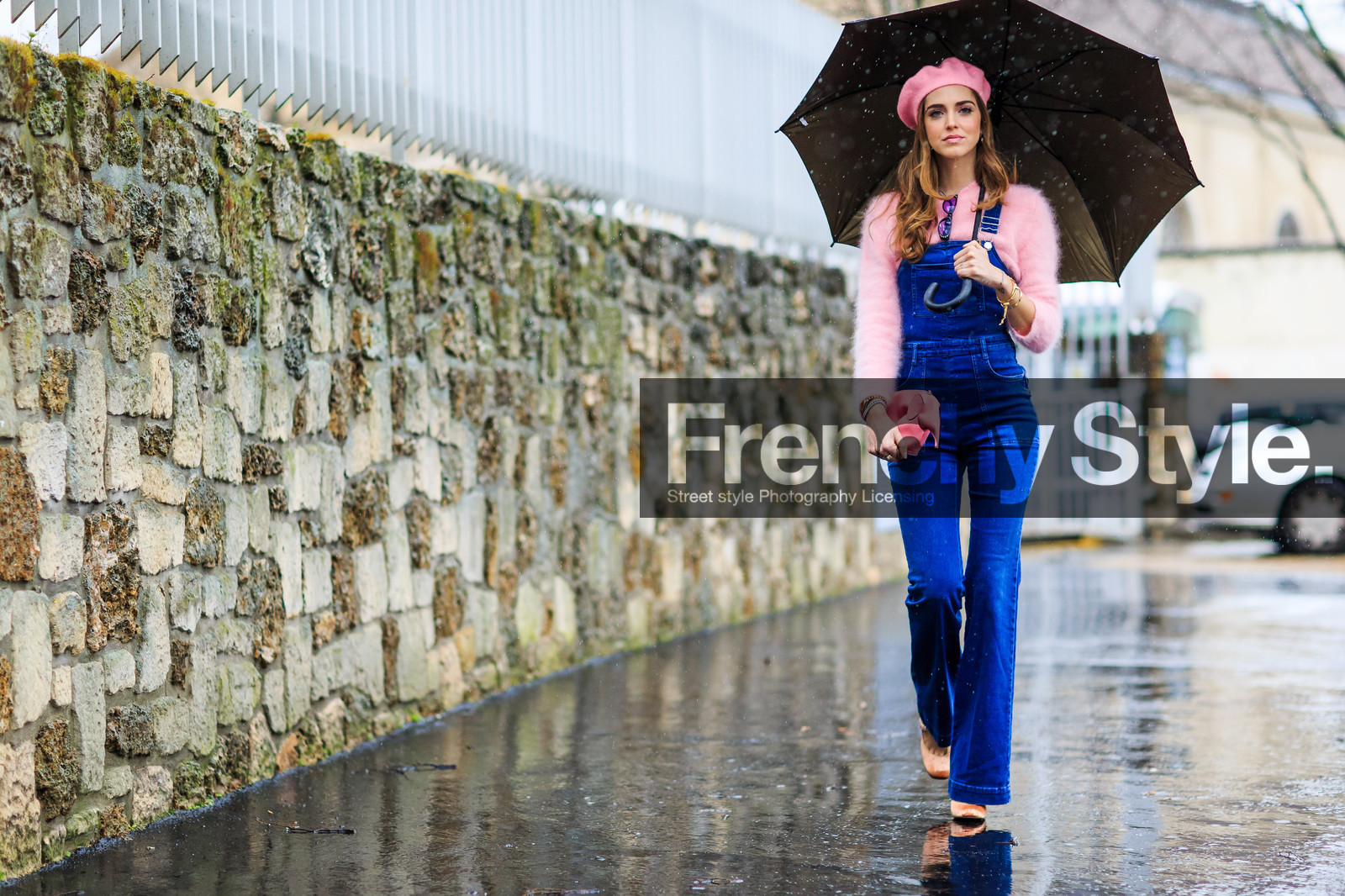 atmosphere details, AUTUMN WINTER 2016-2017, AW 16-17, beret, blue denim, chiara ferragni, denim jumpsuit, denim overall, FALL WINTER 2016-2017, fashion week, frenchystyle, full length, fun bag, FW, FW 16-17, horizontal, jonathan paciullo, leather bag, PARIS, PFW, pink bag, pink hat, pink shoes, pink sweater, street style, umbrella