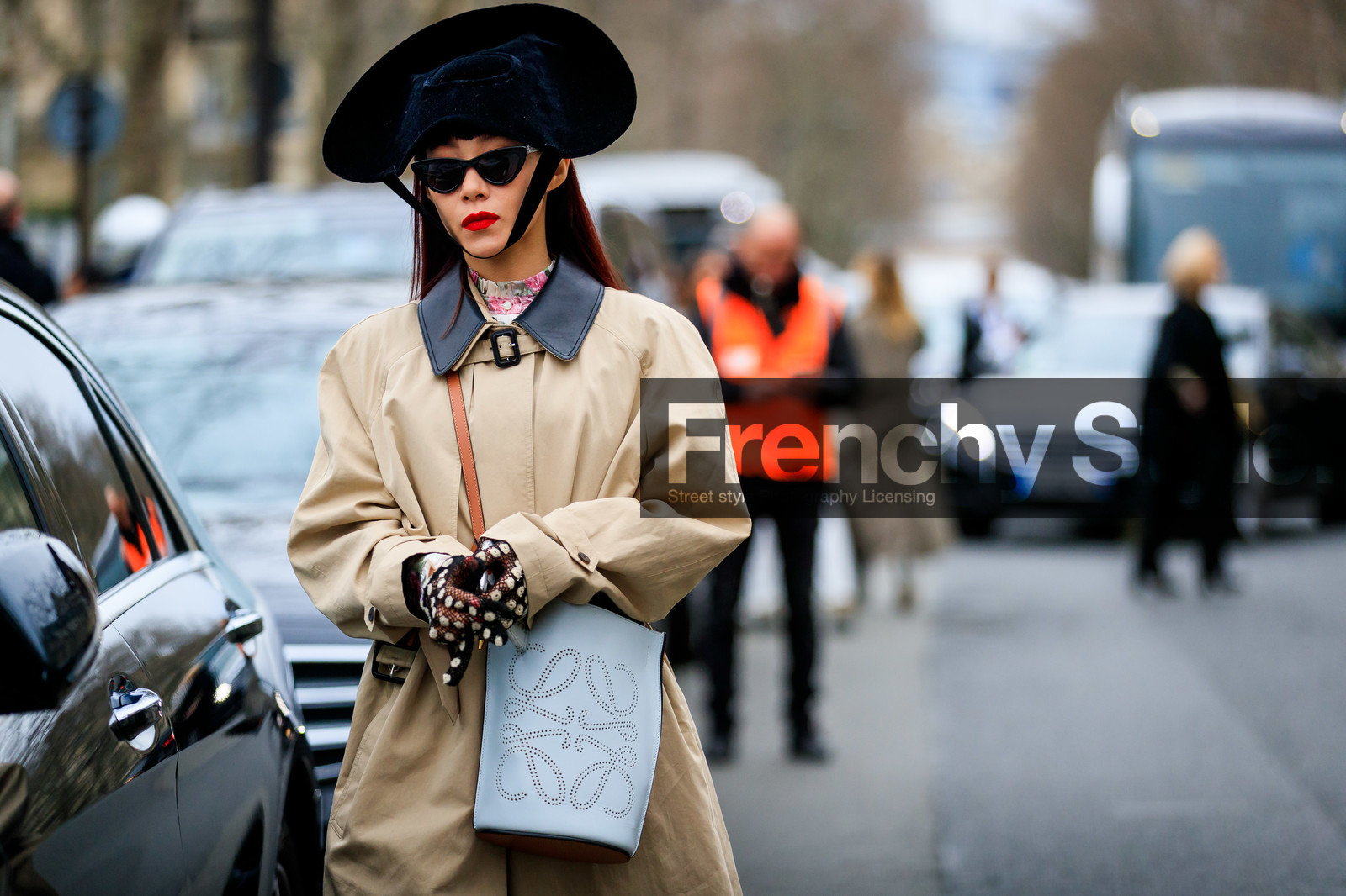 mademoiselle yulia, loewe hat, loewe bag, loewe look, loewe trenchcoat, black hat, black sunglasses, black gloves, eyecat sunglasses, velvet hat, big hat, beige trench coat, crossbody bag, white leather bag, bucket bag, floral printed blouse, high collar blouse, pink blouse, fishnet gloves, belted trench coat, fashion week, frenchystyle, FW, jonathan paciullo, street style, PFW, PARIS, AUTUMN WINTER 2020-2021, FALL WINTER 2020-2021, FW 20-21, horizontal, detail, atmosphere details