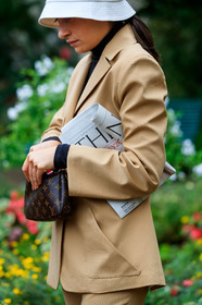 close up detail, light beige suits, light beige pants, light beige jacket, monogrammed clutch, brown leather clutch, louis vuitton clutch, white hat, fashion week, frenchystyle, FW, jonathan paciullo, street style, SPRING SUMMER 2020, SS 20, PFW, PARIS, vertical, atmosphere details, detail