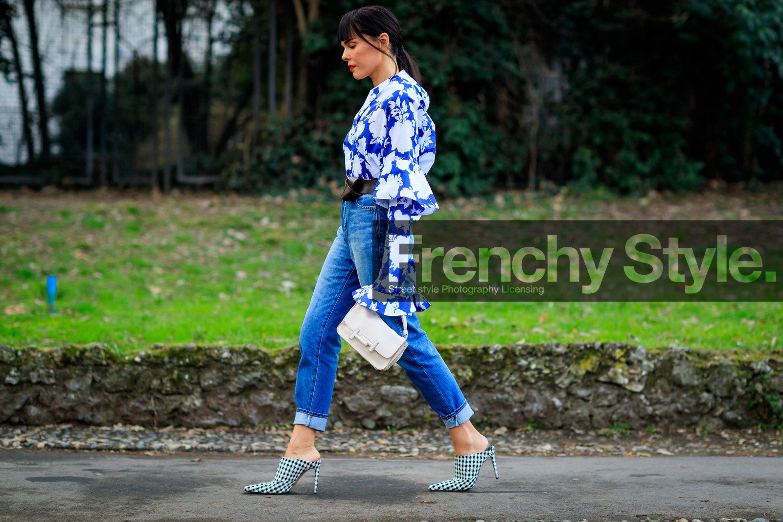 atmosphere details, AUTUMN WINTER 2017-2018, AW 17-18, black and white shoes, black belt, blue denim, blue shirt, denim pants, evangelie smyrniotaki, FALL WINTER 2017-2018, fashion week, frenchystyle, full length, FW, FW 17-18, gingham, high heels, horizontal, jeans, jonathan paciullo, leather bag, leather belt, leather shoes, MFW, MILAN, printed shirt, street style, trousers, white bag
