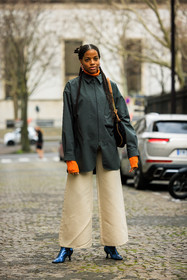 orange top, turtleneck, green jacket, rain jacket, beige trousers, flared pants, blue boots, long braids, orange and black bag, street style, jonathan paciullo, FW, frenchystyle, fashion week, AUTUMN WINTER 2022-2023, FALL WINTER 2022_2023, FW 22-23, PFW, PARIS, full length, vertical