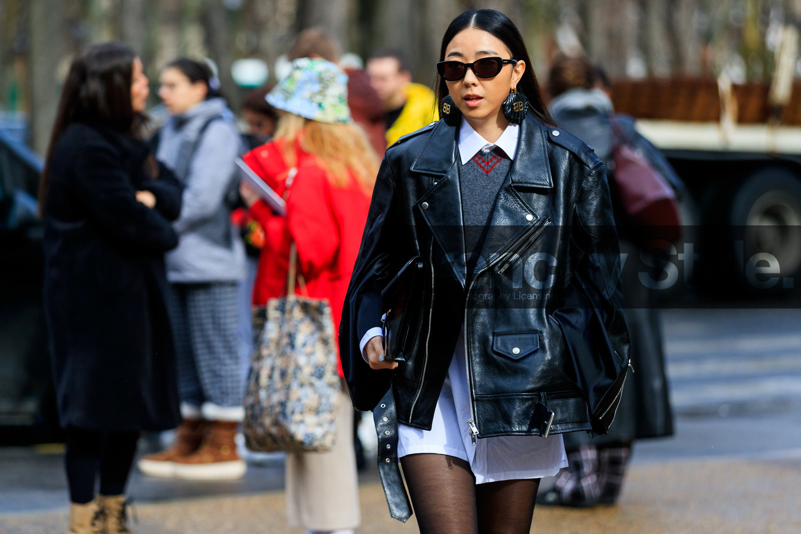 yuyu zhangzou, balenciaga earrings, big earrings, shell earrings, dangling earrings, black sunglasses, saint laurent sunglasses, white shirt, dress shirt, grey pullover, black leather perfecto, black leather cape, margiela look, margiela jacket, margiela pullover, margiela perfecto, black tights, fashion week, frenchystyle, FW, jonathan paciullo, street style, PFW, PARIS, AUTUMN WINTER 2020-2021, FALL WINTER 2020-2021, FW 20-21, horizontal, detail, atmosphere details