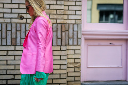 atmosphere details, detail, fashion week, frenchystyle, FW, green dress, horizontal, jonathan paciullo, NEW YORK, NYFW, pink jacket, pleated dress, SPRING SUMMER 2018, SS 18, street style, sunglasses