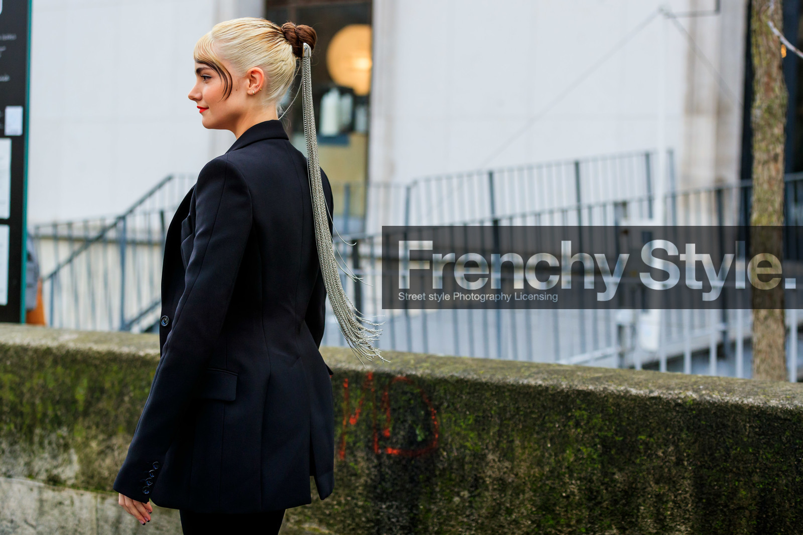 red lipstick, dyed hair, hair details, black jacket, mugler jacket, silvered hair clip, silvered hair, fashion week, frenchystyle, FW, jonathan paciullo, street style, PFW, PARIS, AUTUMN WINTER 2020-2021, FALL WINTER 2020-2021, FW 20-21, horizontal, detail, atmosphere details